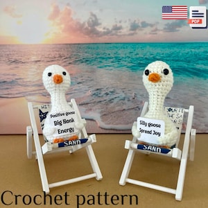 Puede incluir: Dos figuras de ganso de ganchillo en sillas de playa. Una dice "Positive goose Big Honk Energy", la otra "Silly goose Spread Joy". Las sillas son blancas con detalles azules, sobre un fondo de playa. El texto "Crochet pattern" está abajo.