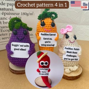 Op de afbeelding: Een haakpatroon met vier grillige groentefiguren: een paarse aubergine, een oranje wortel, een witte aardappel en een rode peper. Elk houdt een bord met een bemoedigende boodschap vast. Het patroon is gelabeld "Crochet pattern 4 in 1".