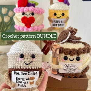 Puede incluir: Una colección de cuatro artículos de ganchillo, incluyendo un pastel con una fresa, una taza de café y una bebida con una fresa. Cada artículo tiene una cara sonriente y sostiene un letrero. El texto "Crochet pattern BUNDLE" es visible.
