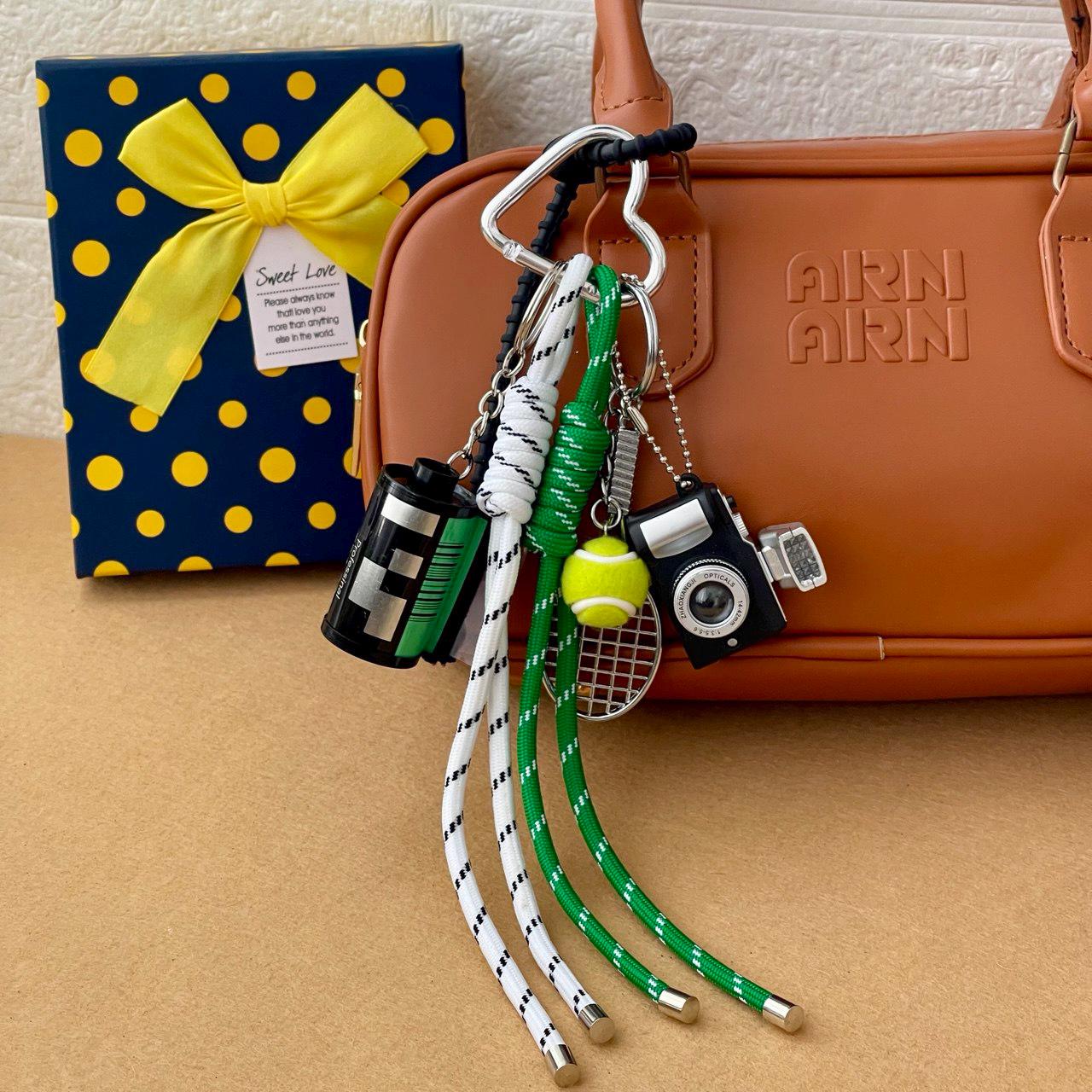 SATTCHI バッグチャーム・キーチェーン Knot Tennis Bag Charm Tennis Bag Charm – Handmade Racket & Ball Keychain With