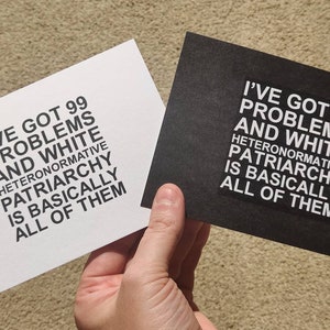 Cartão postal - Eu tenho 99 problemas e o patriarcado heteronormativo branco é basicamente todos eles Slogan feminista Declaração ousada Impressão artística em preto