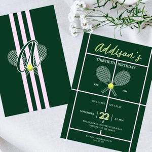 Puede incluir: Invitación verde oscuro con rayas rosas y temática de tenis. Presenta la letra "A" con raquetas de tenis y una pelota. La segunda invitación tiene el texto "Addison's Thirtieth Birthday" con detalles del evento.