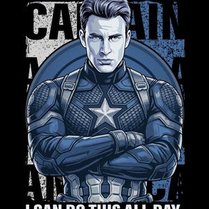 Può includere: Illustrazione di Capitan America in un'uniforme blu e argento con le braccia incrociate. L'immagine presenta il testo "CAPTAIN AMERICA" e "I CAN DO THIS ALL DAY" in bianco. Lo sfondo è nero.
