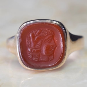 Anillo sello antiguo Art Déco de oro de 14k con camafeo de cornalina tallada, estilo egipcio.
