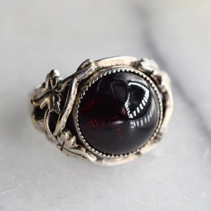Antyczny pierścień z granatem w stylu secesyjnym i srebrnym trzonkiem