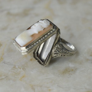 Anillo Art Déco antiguo de oro de 14 k con compartimento para medallón