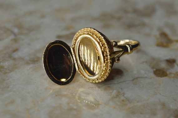 Oval 12K Gold Engraved Locket Ring