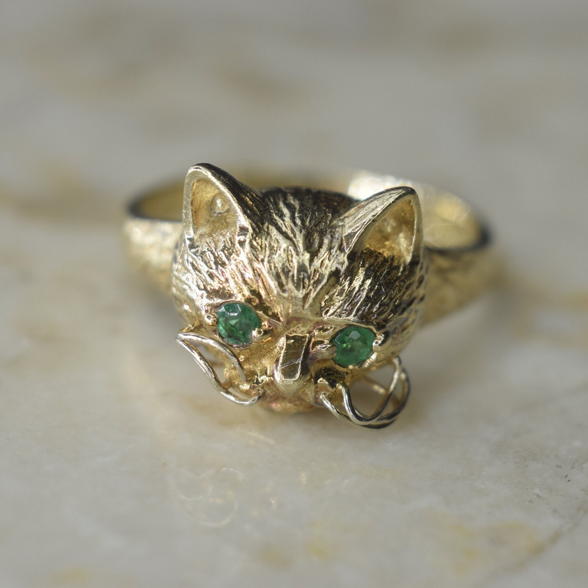 Anello vintage con gatto in oro 14k con occhi in vetro verde