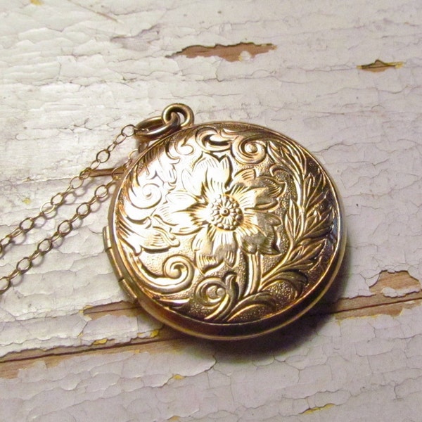 Vintage Locket With Floral Motif c.1940s