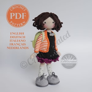 Op de afbeelding: Gehaakte pop met bruin haar, die een zwarte jurk, een oranje-wit gestreept vest en grijze schoenen draagt. De pop houdt een groene rugzak vast. De afbeelding bevat de tekst "CROCHET PDF PATTERN" en "CarOcreated DESIGN".