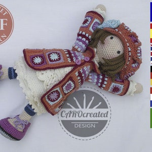 Op de afbeelding: Gehaakte pop met bruin haar, die een veelkleurig jasje en een witte jurk draagt. De pop ligt op een wit oppervlak met een grijze cirkel waarop "CAROcreated DESIGN" staat.