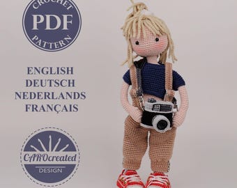 Patrón en PDF de muñeca de ganchillo con cámara de CAROcreated – Muñeca fotógrafa amigurumi JONNA