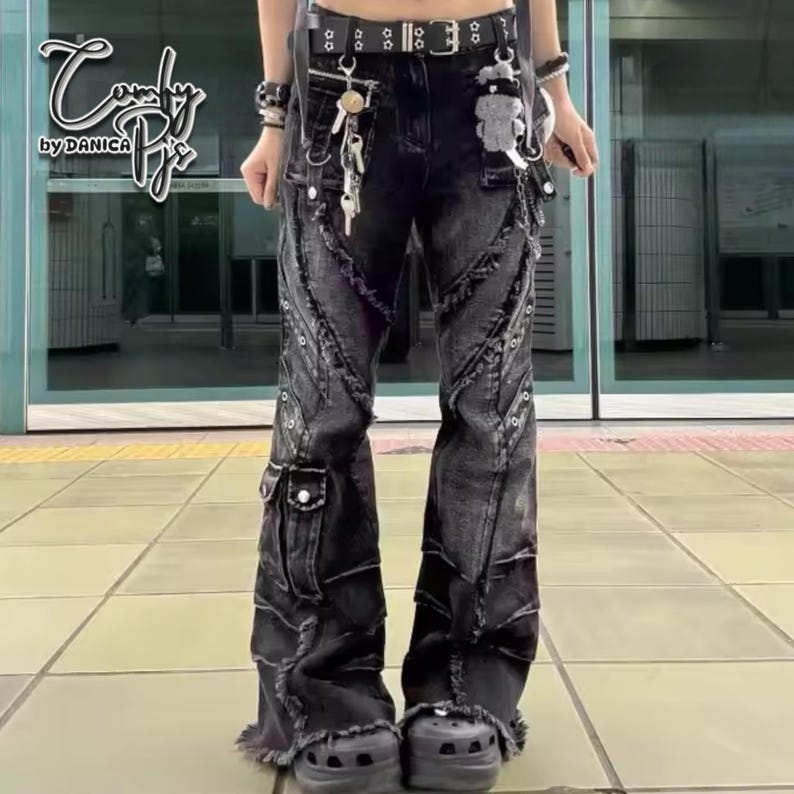 Women's Baggy Cargo Pants | Patchwork Denim Trouser Jeans | Streetwear Vintage Y2k Outfits

Model wearing baggy patchwork cargo denim pants with wide legs and grunge streetwear styling.