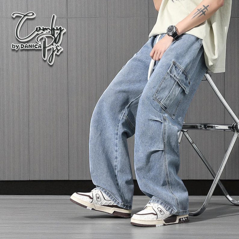Men's Cargo Baggy Jeans | Straight Leg Denim Pants | Utility Pocket Streetwear Trousers | Y2K Fashion Gift for Him
.
Men’s baggy cargo jeans with straight-leg cut, elastic waist, and utility pockets, casual streetwear Y2K denim trousers.