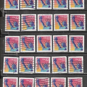 25 LIBERTY STATUE Usados e cancelados Estados Unidos 32c Selos postais para uso artesanal (Lady Liberty azul contra um fundo rosa choque)