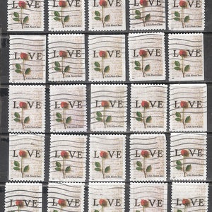Puede incluir: Hoja de sellos postales con una rosa roja y la palabra "LOVE". Cada sello tiene la inscripción "USA First-Class". El fondo presenta un diseño de escritura vintage.