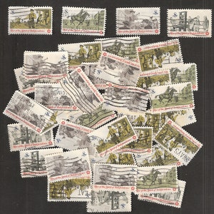 Puede incluir: Una colección de sellos postales antiguos con escenas históricas y el texto "Rise of the Spirit of Independence". Los sellos son en tonos verdes, grises y marrones, con un diseño floral rojo. Cada sello tiene el número "8".