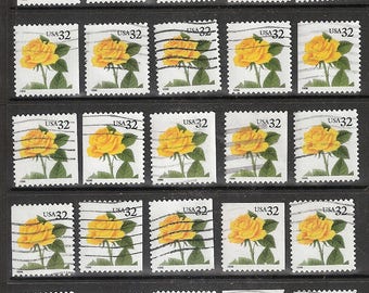 25 ROSES JAUNES OCCASIONNÉES & oblitérés des États-Unis timbres-poste * Pour un usage artisanal (rose jaune avec des feuilles vertes sur fond blanc)