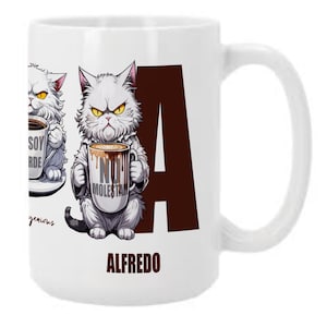 Op de afbeelding: Witte keramische mok met een bruin handvat. De mok heeft een cartoonillustratie van een witte kat met boze ogen die een kop koffie vasthoudt. De tekst "NO MOLESTAR" staat op de koffiekop. De tekst "ALFREDO" staat onder de kat gedrukt.