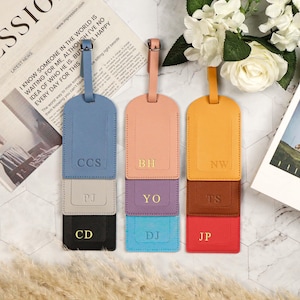Etiquettes à bagage personnalisées en cuir végétalien, articles de cadeau de mariage, étiquettes à bagage monogramme gravées, étiquettes à bagage personnalisées, étiquettes de valise, cadeaux de voyage.