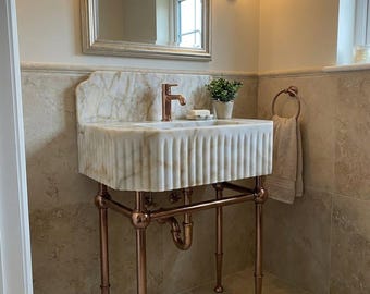 Lavabo de Mármol Atemporal – Tocador Personalizado con Respaldo Elegante y Detalles Tallados a Mano