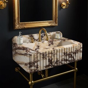 Luxus-Badezimmereitelkeit mit Calacatta Amber Viola Marmor-Waschbecken - mit benutzerdefiniertem Backsplash, einzigartigem Gefäß M5M003