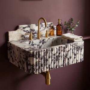 Calacatta Viola wandgemonteerde marmeren wastafel met achterwand voor een luxe badkamerrenovatie