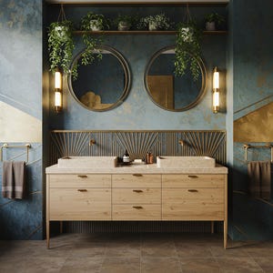 Peut inclure: Intérieur de salle de bain moderne avec un meuble-vasque en bois clair à six tiroirs et deux lavabos intégrés. Deux miroirs ronds, un éclairage décoratif et des éléments dorés ornent l'espace. Les murs sont peints en bleu et or, avec des plantes suspendues.