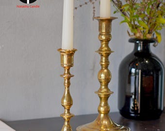 Vintage messing kandelaars voor tafelstyling, elegant huisdecor, antieke gepatineerde kandelaars, Europese stijl interieuraccent decoraccent