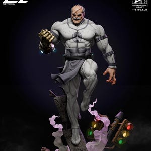 Op de afbeelding: Een gedetailleerde 1/6 schaal figuur van een gespierd personage in een wit en grijs outfit, met een gouden handschoen. De figuur is dynamisch geposeerd, staand op een basis met puin en een verkeerslicht. De figuur heeft een strenge uitdrukking.