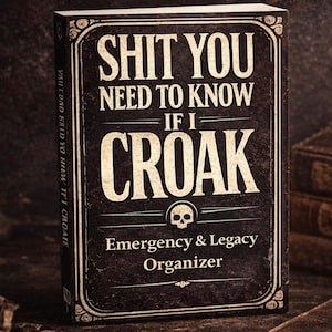 Peut inclure: Un livre intitulé "SHIT YOU NEED TO KNOW IF I CROAK" avec une icône de crâne, conçu comme un organisateur d'urgence et de succession. L'image comprend une bougie allumée, des livres anciens et des clés.