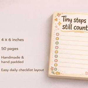 K&ouml;nnte beinhalten: Ein rechteckiger Notizblock mit den Ma&szlig;en 10,16 x 15,24 cm und 50 Seiten. Das Papier hat einen cremefarbenen Hintergrund, ein t&auml;gliches Checklisten-Layout und den Text Tiny steps still count. Dekorative Elemente sind Sonne, Sterne, Herzen und Blumen.