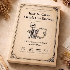 K&ouml;nnte beinhalten: Ein beigefarbenes Taschenbuch mit dem Titel Just In Case I Kick the Bucket aus der Dead Serious Series von Razbry Reefs. Das Cover zeigt eine schwarze Strichzeichnung eines Skeletts, das ein Klemmbrett h&auml;lt, sowie Symbole f&uuml;r Dokumente, Passw&ouml;rter, Konten und medizinische Informationen.