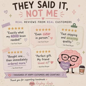 K&ouml;nnte beinhalten: Eine Grafik mit dem Text THEY SAID IT, NOT ME und REAL REVIEWS FROM REAL CUSTOMERS. F&uuml;nf Sprechblasen zeigen F&uuml;nf-Sterne-Bewertungen mit Texten wie ADHD brain, cuter in person und thank you. Eine gezeichnete Gehirnfigur h&auml;lt ein Herz.