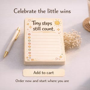 K&ouml;nnte beinhalten: Ein rechteckiger Notizblock mit cremefarbenem Hintergrund, der den Text "Tiny steps still count." und eine Checkliste mit bunten runden Aufz&auml;hlungspunkten enth&auml;lt. Der Block ist mit kleinen Sonnen-, Herz- und Sternillustrationen verziert.