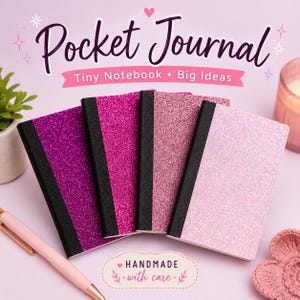 Könnte beinhalten: Vier Notizbücher im Taschenformat mit glitzernden Einbänden in Violett, Magenta, Rosa und Hellrosa. Jedes Notizbuch hat einen schwarzen Buchrücken sowie den aufgedruckten Text Pocket Journal Tiny Notebook Big Ideas und Handmade with care.