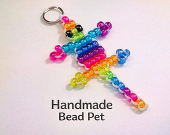 Llavero de lagarto arcoíris / Mascota de cuentas de poni hecha a mano, dije nostálgico de los 90