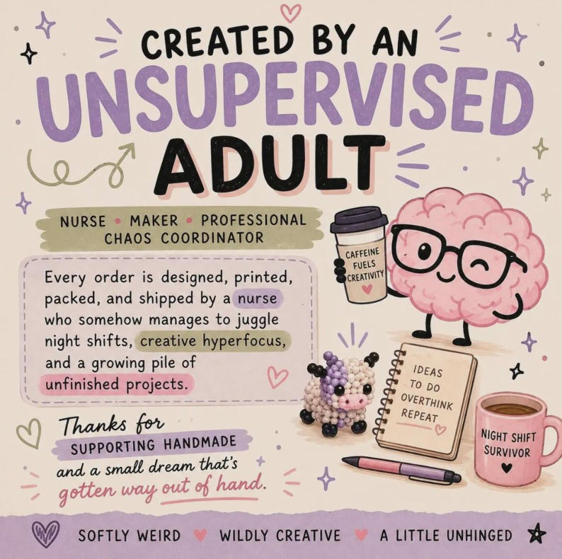 K&ouml;nnte beinhalten: Eine grafische Illustration mit dem Titel CREATED BY AN UNSUPERVISED ADULT, die ein Cartoon-Gehirn mit Brille zeigt, das einen Kaffeebecher mit der Aufschrift CAFFEINE FUELS CREATIVITY, eine kleine Perlenkuh, ein Notizbuch mit der Aufschrift IDEAS TO DO OVERTHINK REPEAT und eine Tasse mit der Aufschrift NIGHT SHIFT SURVIVOR h&auml;lt.