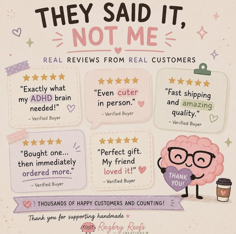 K&ouml;nnte beinhalten: Eine Grafik mit dem Titel THEY SAID IT, NOT ME zeigt F&uuml;nf-Sterne-Kundenbewertungen. Ein rosa Gehirn-Cartoon mit schwarzer Brille h&auml;lt ein lila Herz mit der Aufschrift THANK YOU neben einem Kaffeebecher. Der Text enth&auml;lt REAL REVIEWS FROM REAL CUSTOMERS und THOUSANDS OF HAPPY CUSTOMERS AND COUNTING.