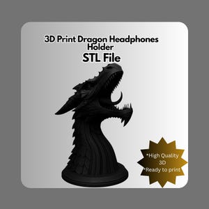 Può includere: Un supporto per cuffie a forma di testa di drago stampato in 3D di colore nero. Il drago ha denti affilati, corna e un design strutturato dettagliato. Il testo sull'immagine recita "3D Print Dragon Headphones Holder STL File" e "High Quality 3D Ready to print."