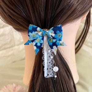 Für Recital, Dress-up & Muttertagsgeschenk｜Rurikaze - Japanischer Kimono-Stil mit Schleife, Ponyhaken inspiriert von Nemophila-Blumen, einer sanften Frühlingsbrise