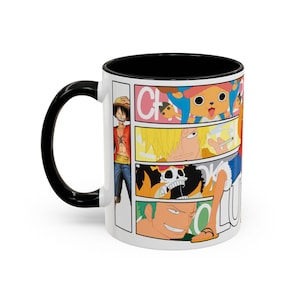 Może przedstawiać: Biały ceramiczny kubek z czarnym uchwytem i wnętrzem. Kubek przedstawia kolorowe ilustracje postaci z anime One Piece. Słowo "LUFFY" jest widoczne z boku kubka.