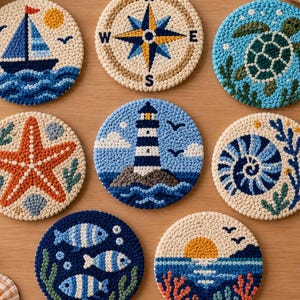 Könnte beinhalten: Ein Set aus acht runden Punch-Needle-Untersetzern mit nautischen und maritimen Motiven, darunter ein Segelboot, eine Windrose, eine Meeresschildkröte, ein Seestern, ein Leuchtturm, eine Muschel, Fische und ein Sonnenuntergang über dem Meer.