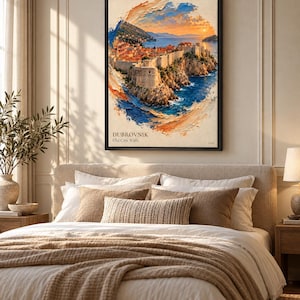 Peut inclure: Une impression d'art encadrée représentant une peinture à l'huile des remparts de la vieille ville de Dubrovnik. L'œuvre montre une forteresse côtière avec des bâtiments aux toits orange, une mer bleue et un ciel au coucher du soleil.