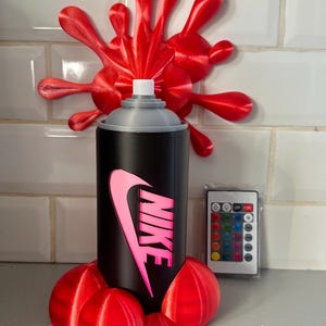 Dekoracyjna lampa w stylu graffiti Nike z wielokolorowym oświetleniem LED