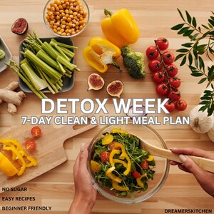 Op de afbeelding: Een bovenaanzicht van een houten tafel met diverse verse groenten en fruit, waaronder gele paprika's, tomaten, vijgen en asperges. De tekst "DETOX WEEK" en "7-DAY CLEAN & LIGHT MEAL PLAN" zijn zichtbaar.