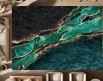 Puede incluir: Una gran alfombra rectangular con un llamativo diseño abstracto. La alfombra presenta un fondo gris oscuro con una textura veteada, contrastado por patrones fluidos de color verde azulado y esmeralda, acentuados con vetas doradas. Las dimensiones de la alfombra no son visibles.