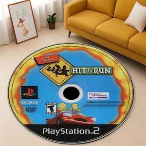 Puede incluir: Un disco de juego de PlayStation 2 para Los Simpson: Hit & Run. El disco es azul con un borde amarillo y naranja. El juego presenta a los personajes de Los Simpson conduciendo coches. El disco está etiquetado con el título del juego, la clasificación del juego y el logotipo del editor.