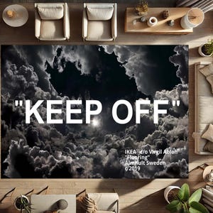 Può includere: Un grande tappeto rettangolare con un drammatico design a nuvole in tonalità di grigio e bianco. Le parole "KEEP OFF" sono ben visibili in grandi lettere bianche. Fa parte della collezione IKEA c/o Virgil Abloh "Flooring".