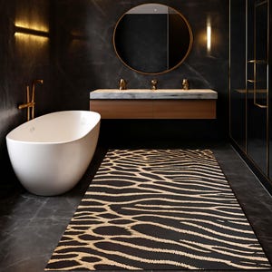 Può includere: Un bagno moderno con una vasca ovale bianca, un mobile in legno con piano in marmo e un tappeto zebrato nero e beige. Le pareti scure e uno specchio rotondo completano lo spazio. I rubinetti dorati aggiungono un tocco di lusso.